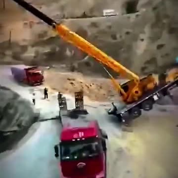 Dangerous Crane Attempt to Lift Bulldozer