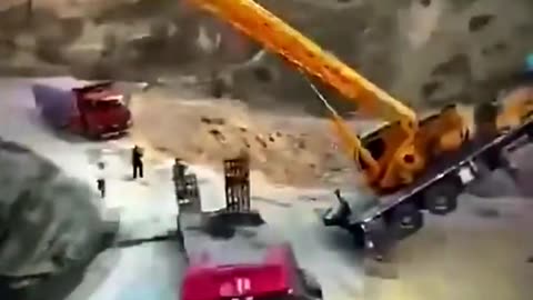 Dangerous Crane Attempt to Lift Bulldozer