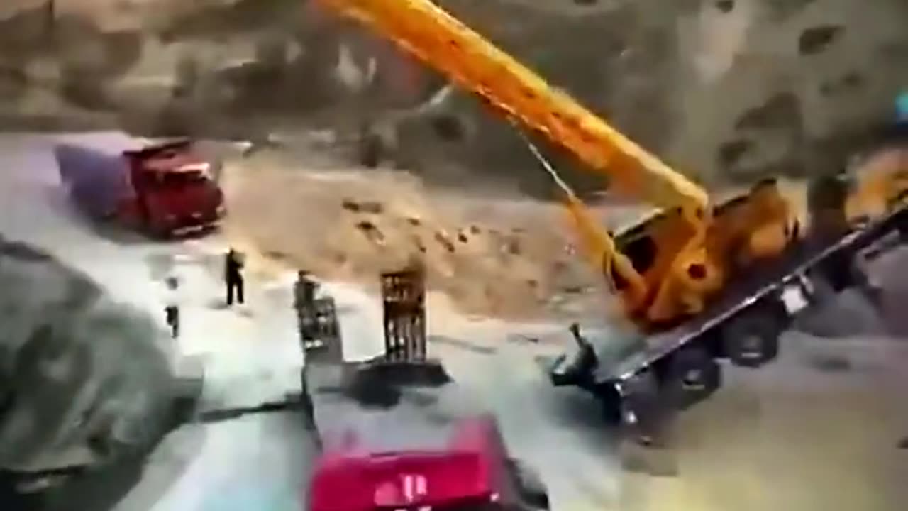 Dangerous Crane Attempt to Lift Bulldozer