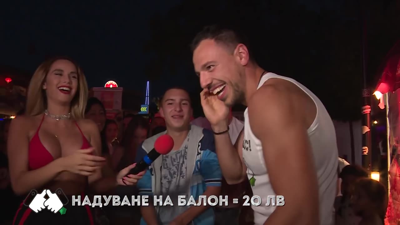 Мацка с големи БОМБИ да ти слага презерватив.... на главата (А на бас)