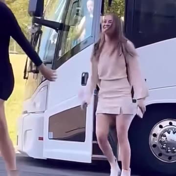 This video of the women’s Hockey team is going viral 👀 See if you can spot why‼️