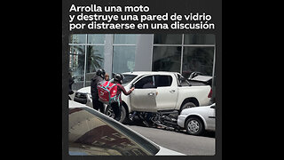 🤬Discute y acaba estrellando su coche contra una moto y una pared de vidrio