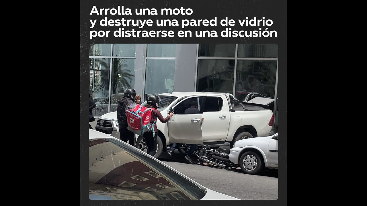 🤬Discute y acaba estrellando su coche contra una moto y una pared de vidrio