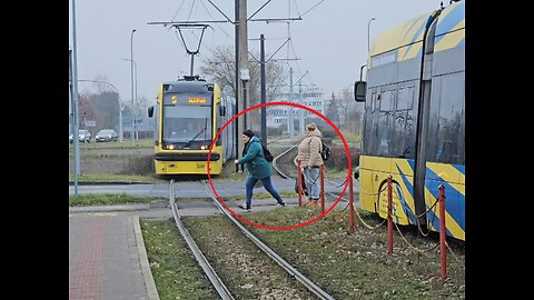 Kobiety wbiegają pod tramwaj w Toruniu