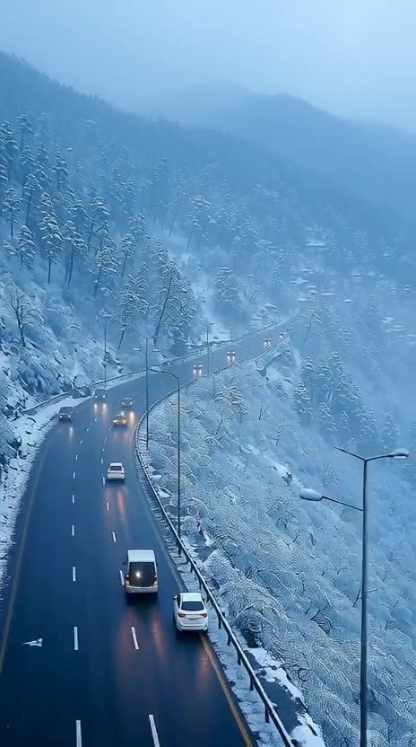 Murree expressway in during winters snowfall