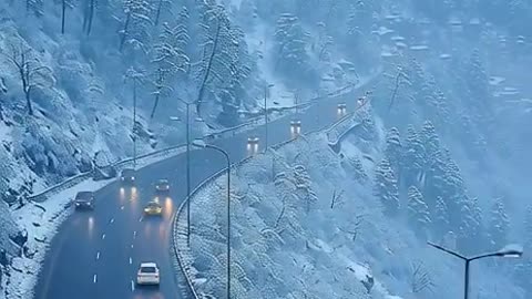 Murree expressway in during winters snowfall
