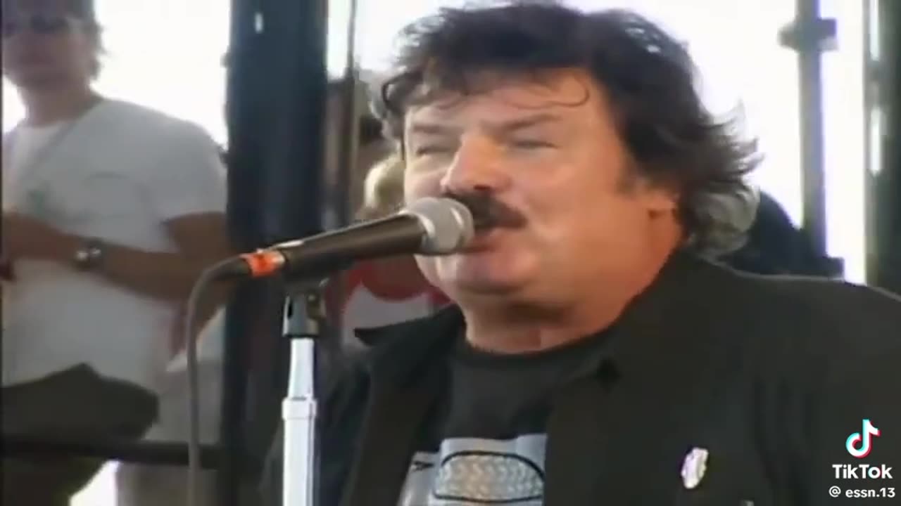 AMERICAN WOMAN ~ THE GUESS WHO ( LIVE )