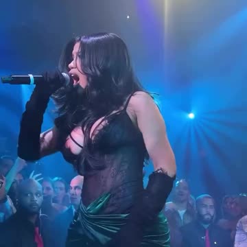 Cardi B performing her verse from the ‘Wanna Be’ remix in Miami for New Years. 😍