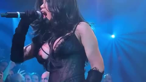 Cardi B performing her verse from the ‘Wanna Be’ remix in Miami for New Years. 😍