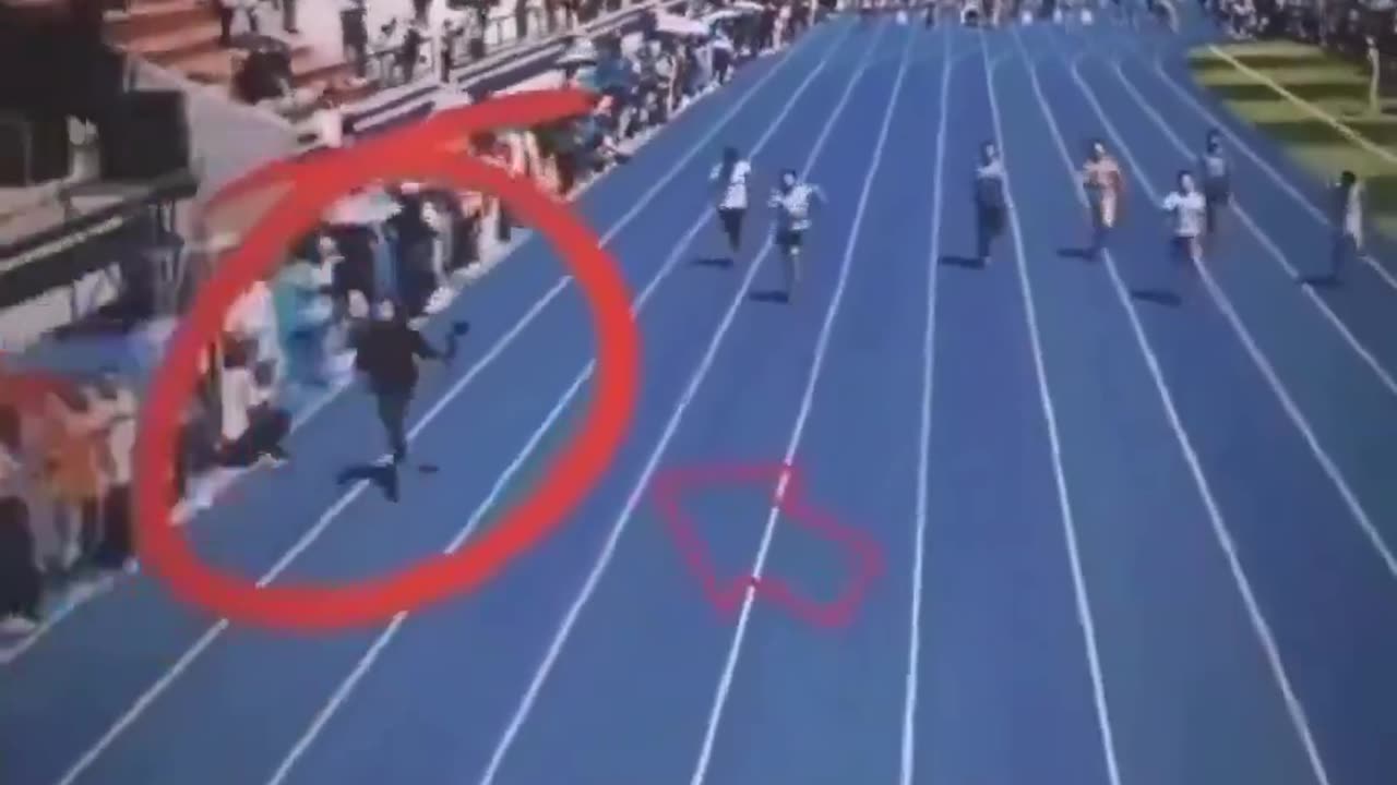 A cameraman who made the wrong career choice. 😂