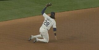Eugenio Suárez mostró sus reflejos en el inicio de la Serie Divisional