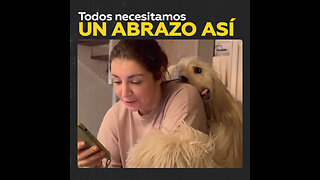 El tierno abrazo de un perro a su dueña