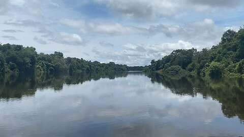 Passeio de barco no famoso lago do pequi