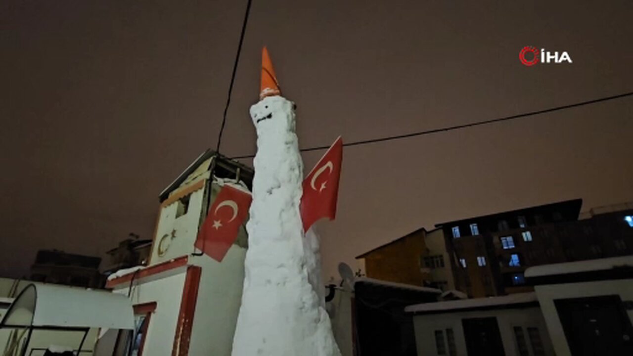 Elazığ'da dev kardan adam görenleri hayrete düşürdü