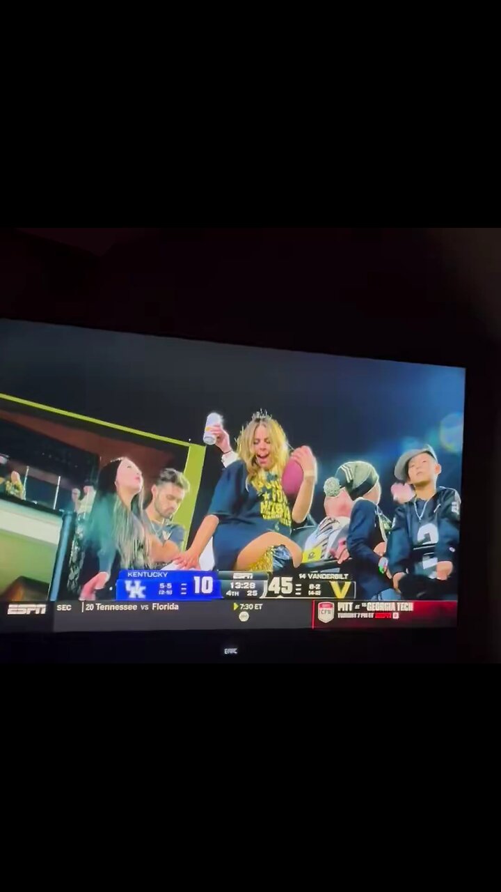 🏈Vanderbilt senior Diego Pavia QBs mother, Antoinette Padilla, goes viral for sexy dance in stands