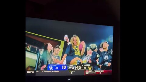 🏈Vanderbilt senior Diego Pavia QB's mother, Antoinette Padilla, goes viral for sexy dance in stands
