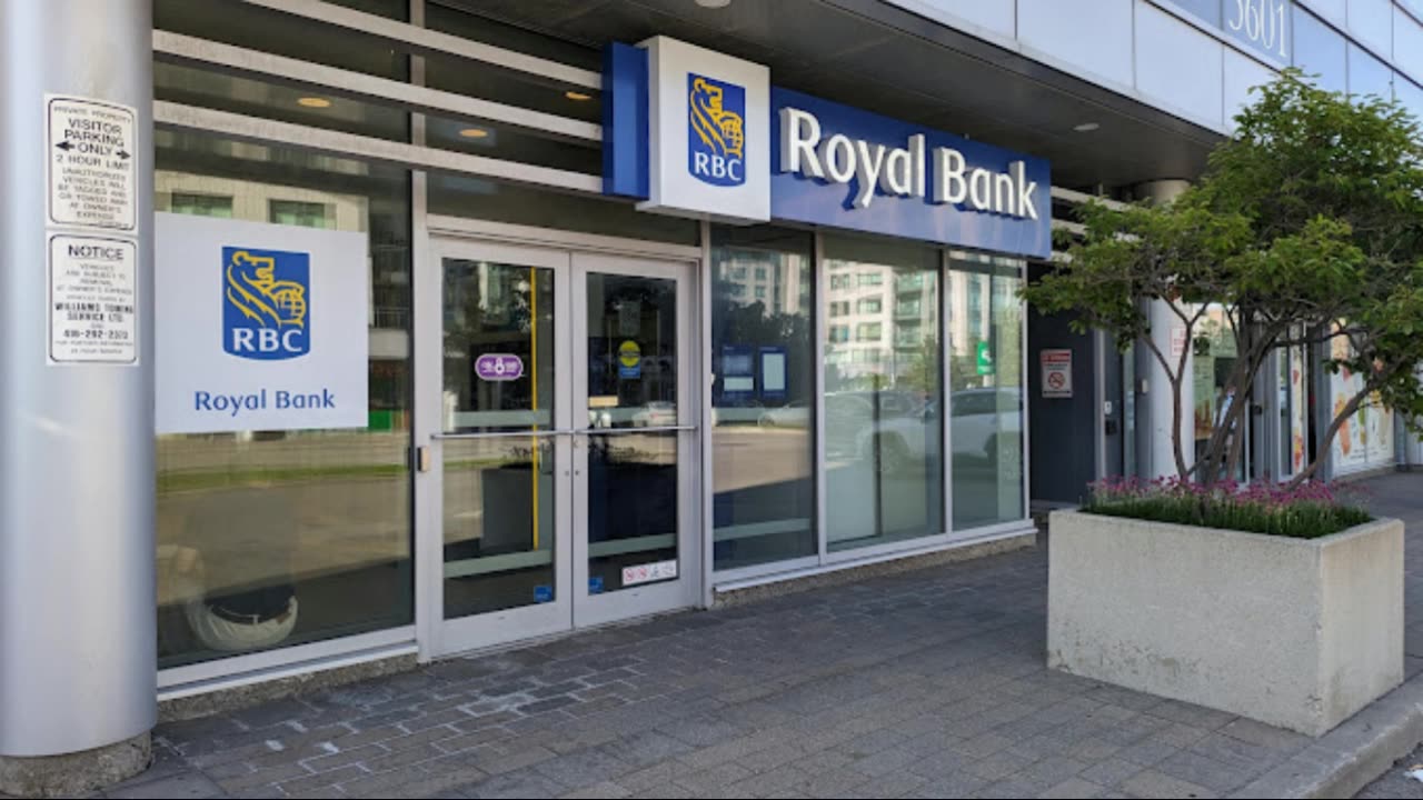 Royal Banks refusal of cash causes after-hour standoff with 40-year customer, RCMP stand down.