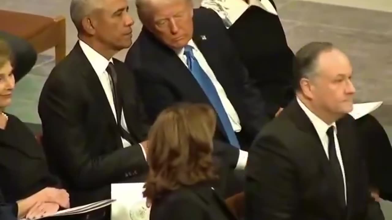 That time Barack Obama stopped speaking until Kamala looked away lmaoo