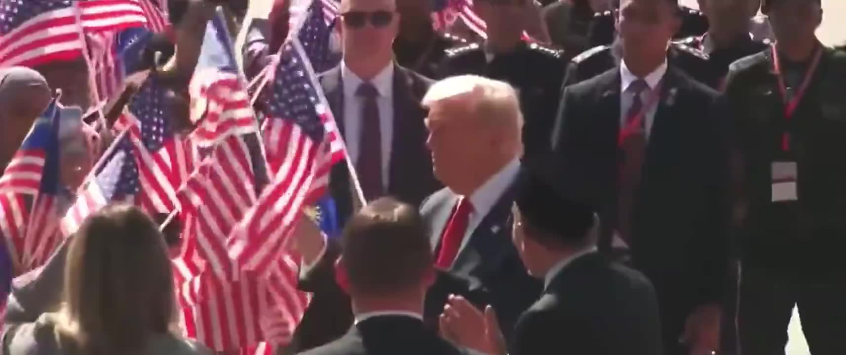 President Trump🇺🇸 lands in Malaysia