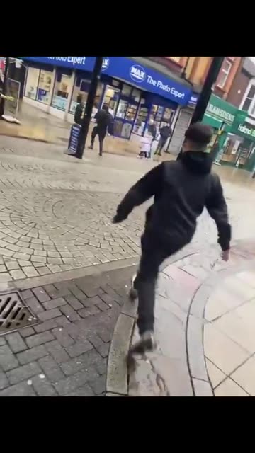 Unbelievably shocking footage of a Police Officer getting their face slashed by a knife