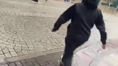 Unbelievably shocking footage of a Police Officer getting their face slashed by a knife