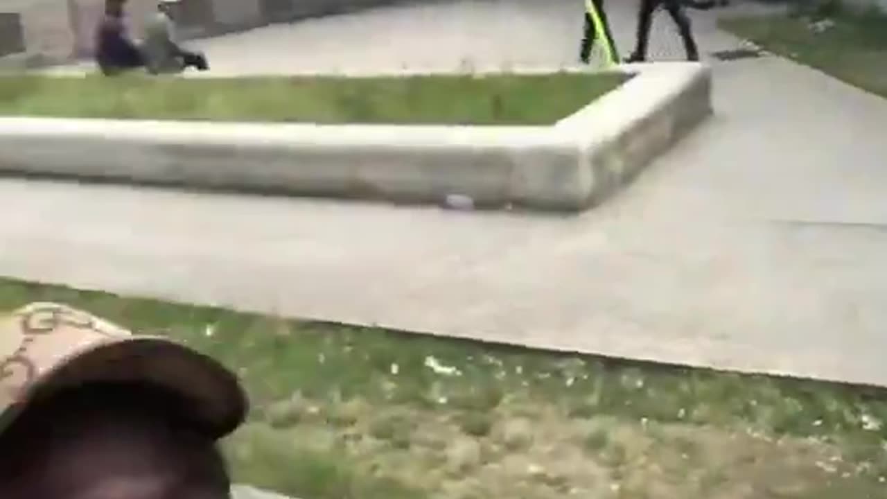 A criminal shows us a prison in Paris. What do you notice?
