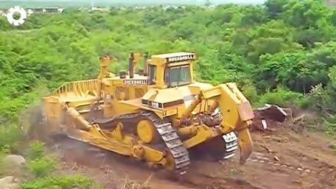 Biggest Heavy Equipment Machines Working At Another Level