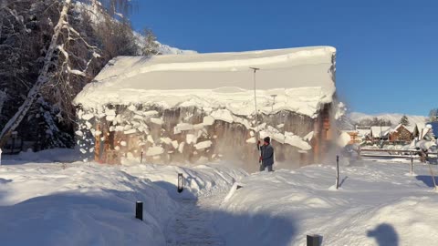 The natural scenery of snow falling when it accumulates on the roof of a house video 2025 xx.com 28