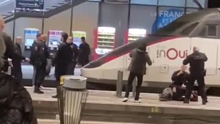 🇫🇷 Paris police shot a man who threatened passersby with a knife at the Montparnasse