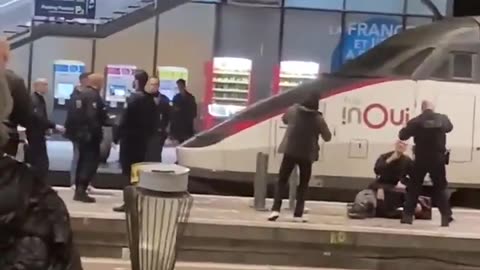 🇫🇷 Paris police shot a man who threatened passersby with a knife at the Montparnasse