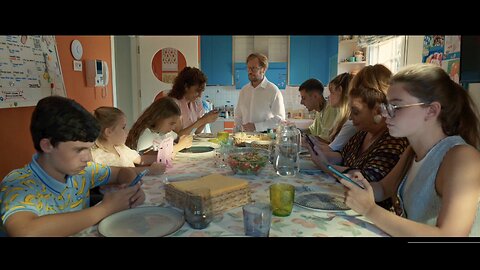 "Dejad los móviles y vamos a cenar!" | Padre no hay más que uno 5 | 2025