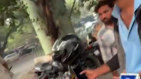 SHOCKER 🚨 A Delhi commuter exposed a fake MCD parking racket at Janakpuri East Metro Station.