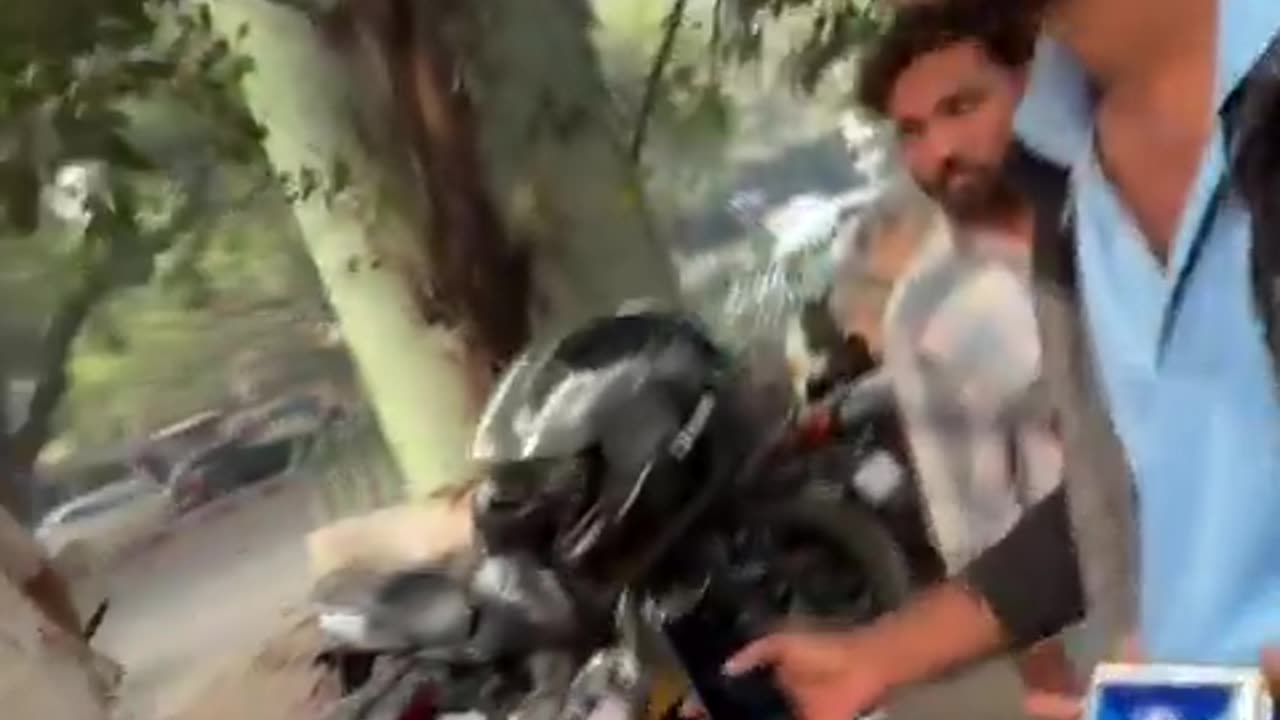 SHOCKER 🚨 A Delhi commuter exposed a fake MCD parking racket at Janakpuri East Metro Station.