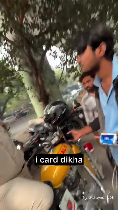 SHOCKER 🚨 A Delhi commuter exposed a fake MCD parking racket at Janakpuri East Metro Station.