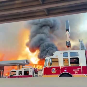 Todd Paron🇺🇸🇬🇷🎧👽 - 🚨🇺🇸#BREAKING ｜ NEWS ⚠️ Massive 5 alarm fire burnin
