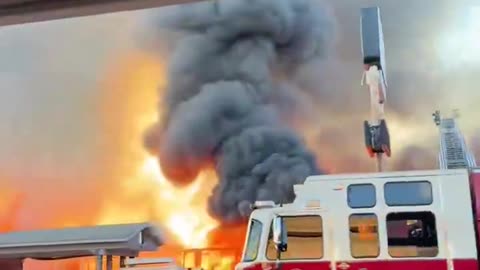 Todd Paron🇺🇸🇬🇷🎧👽 - 🚨🇺🇸#BREAKING ｜ NEWS ⚠️ Massive 5 alarm fire burnin