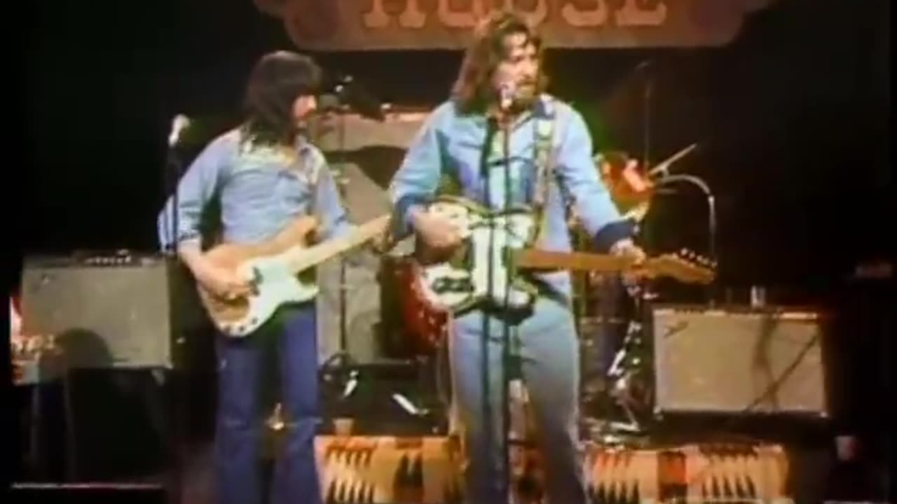 WAYLON JENNINGS - It's Not Supposed To Be That Way Slow Rollin' Low (Live in TX 1975)