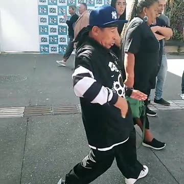 Tiozinho dançando break na Avenida Paulista