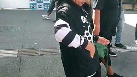 Tiozinho dançando break na Avenida Paulista