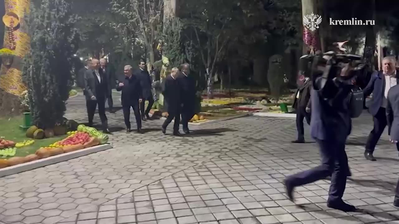 По окончании заседания лидеры направились на неформальный обед глав делегаций государств