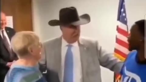 THUG STEALS 87 YEAR OLD WOMAN'S PURSE 👜 EARNS A BTFO❗