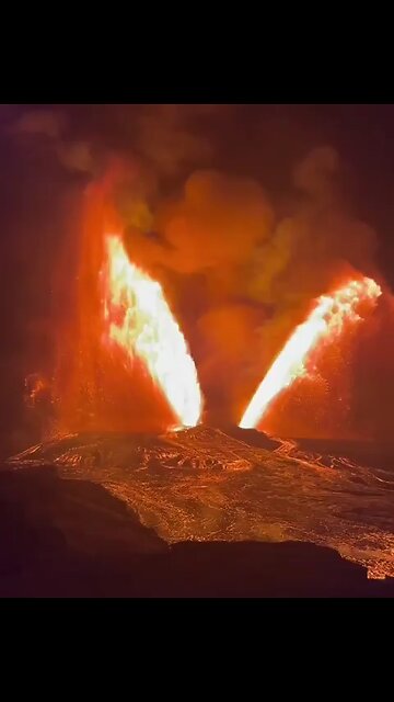 🚨 Kilauea volcano in Hawaii erupts, producing a striking wing-shaped
