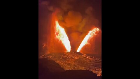 🚨 Kilauea volcano in Hawaii erupts, producing a striking wing-shaped