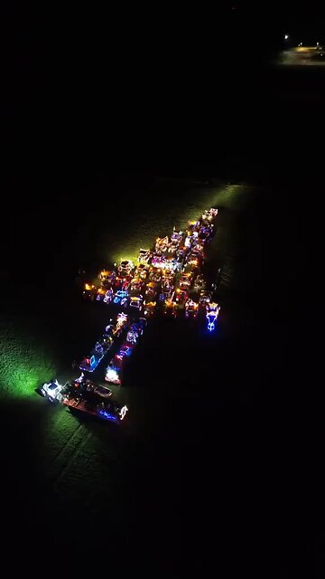 🇫🇷Last night in France, protesting farmers lined up their tractors to look like a Christmas tree.