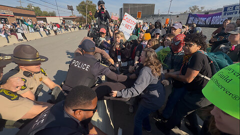 Police Thwart Protesters’ Attempt to Stop Arrest Outside Broadview ICE Facility