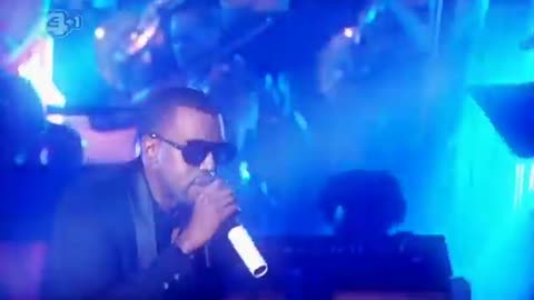 Kanye West - Diamonds From Sierra Leone (2007 Vodafone Live Performance)