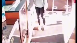 Black try steal phone, threatens man