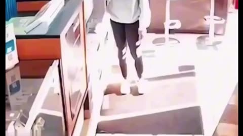 Black try steal phone, threatens man