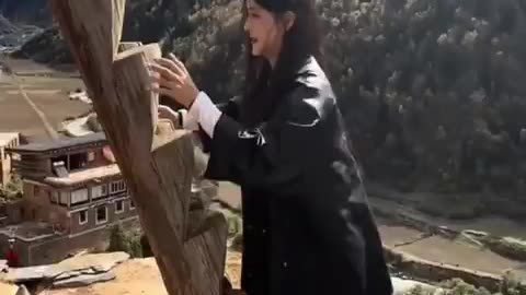 The unique stair-climbing style of Tibetan people