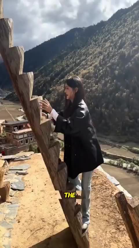 The unique stair-climbing style of Tibetan people